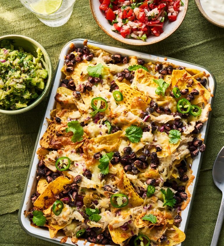 Green chilli chicken nachos