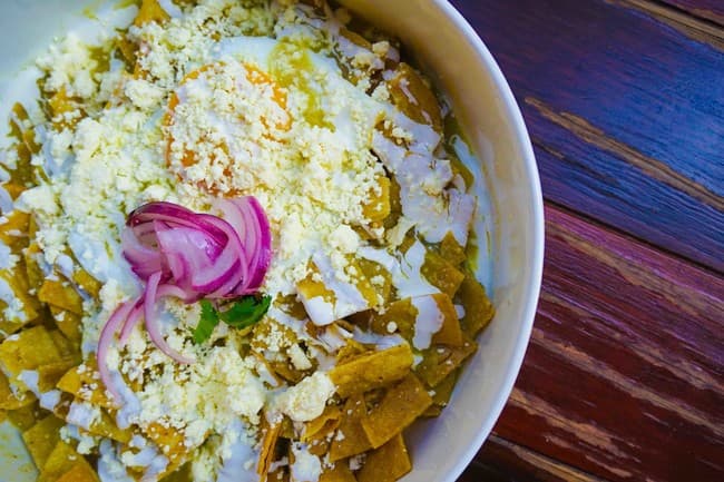 Chilaquiles con salsa de habanero. Receta fácil para el desayuno