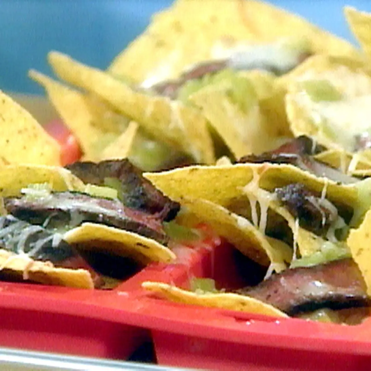 Chile-Rubbed Sirloin and Green Chile Nachos