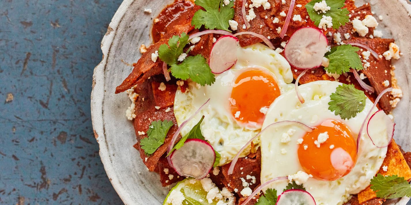 Chilaquiles rojos con huevos