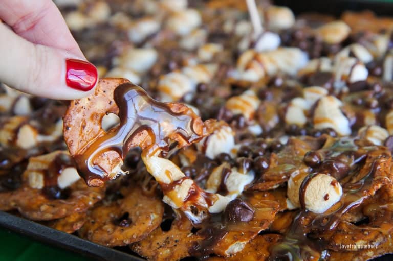 Caramel Pretzel Dessert Nachos